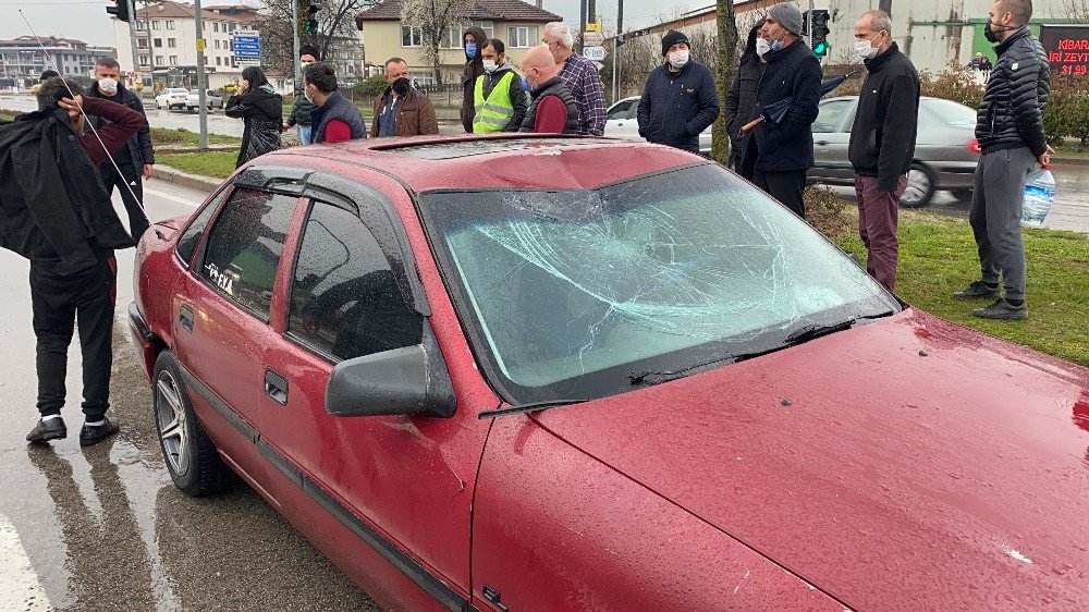 Yaya geçidinden bisikletiyle geçen adama otomobil çarptı