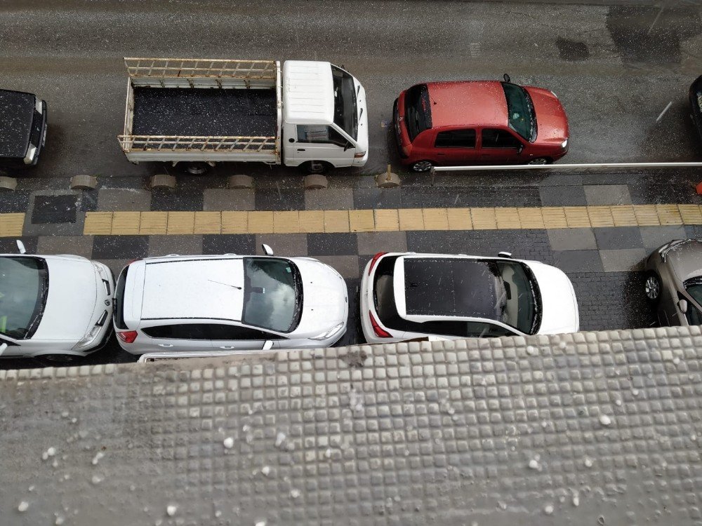 Ankara'da sağanak yağış ve dolu zor anlar yaşattı