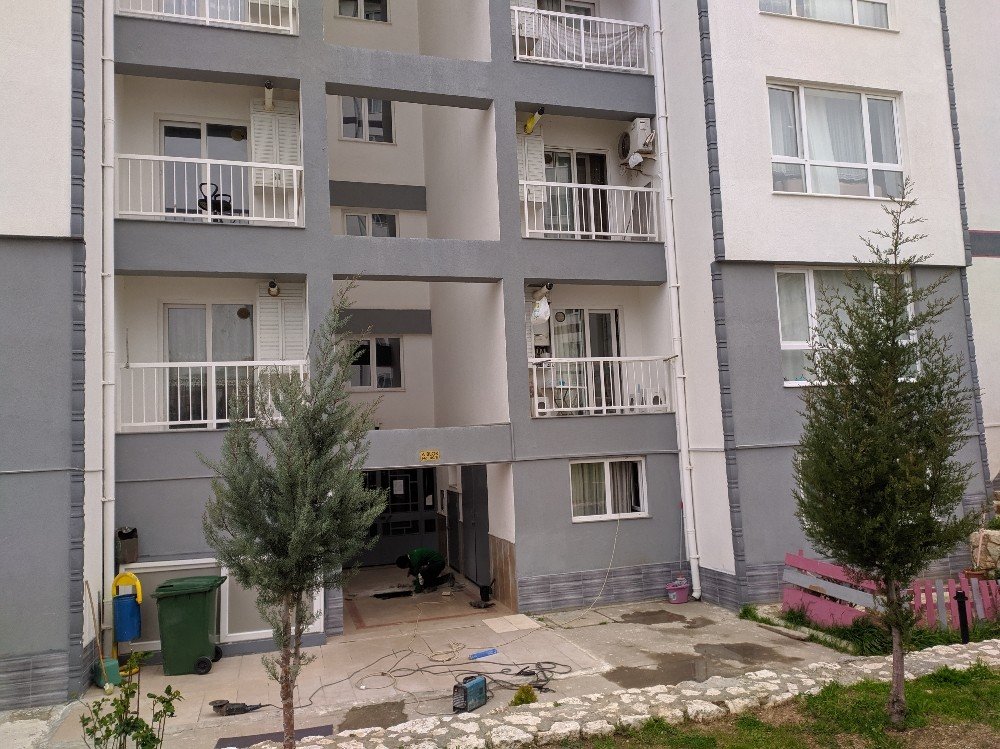 Evinin penceresinden düşen akademisyen öldü