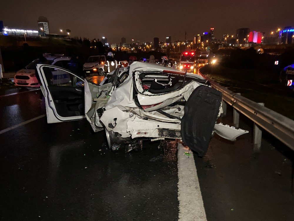 Islak zeminde kaza üstüne kaza! 3 yaralı