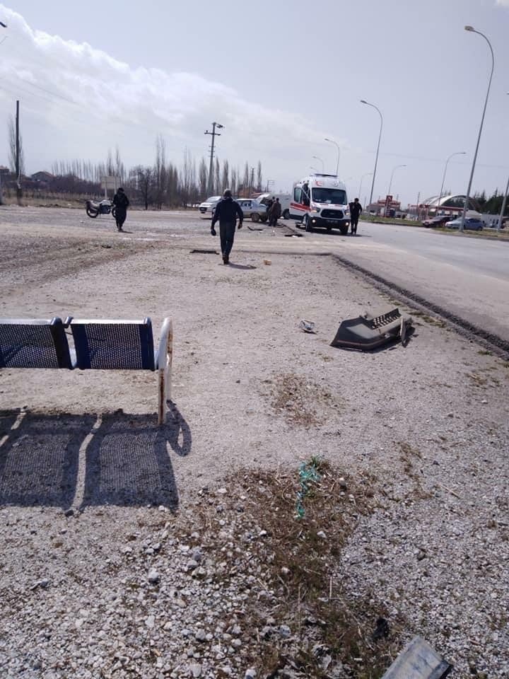 Afyon Bolvadin'de 2 araç çarpıştı
