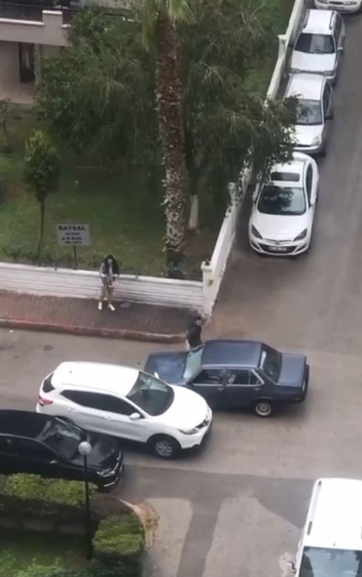 Bu adam ne yapıyor? Arabanın ön camını tuzla buz etti