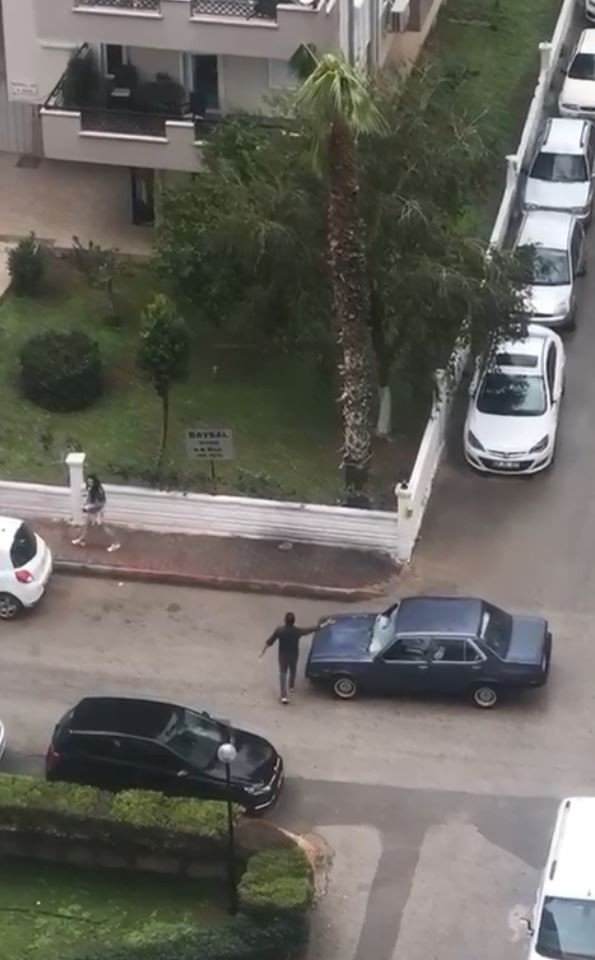 Bu adam ne yapıyor? Arabanın ön camını tuzla buz etti