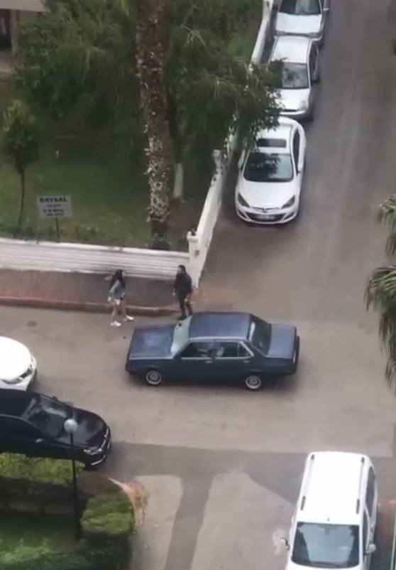 Bu adam ne yapıyor? Arabanın ön camını tuzla buz etti