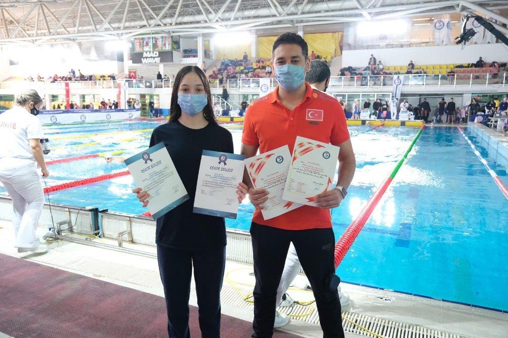 Sırtüstü yüzmede rekor Eskişehirli Göksu Doğan'da