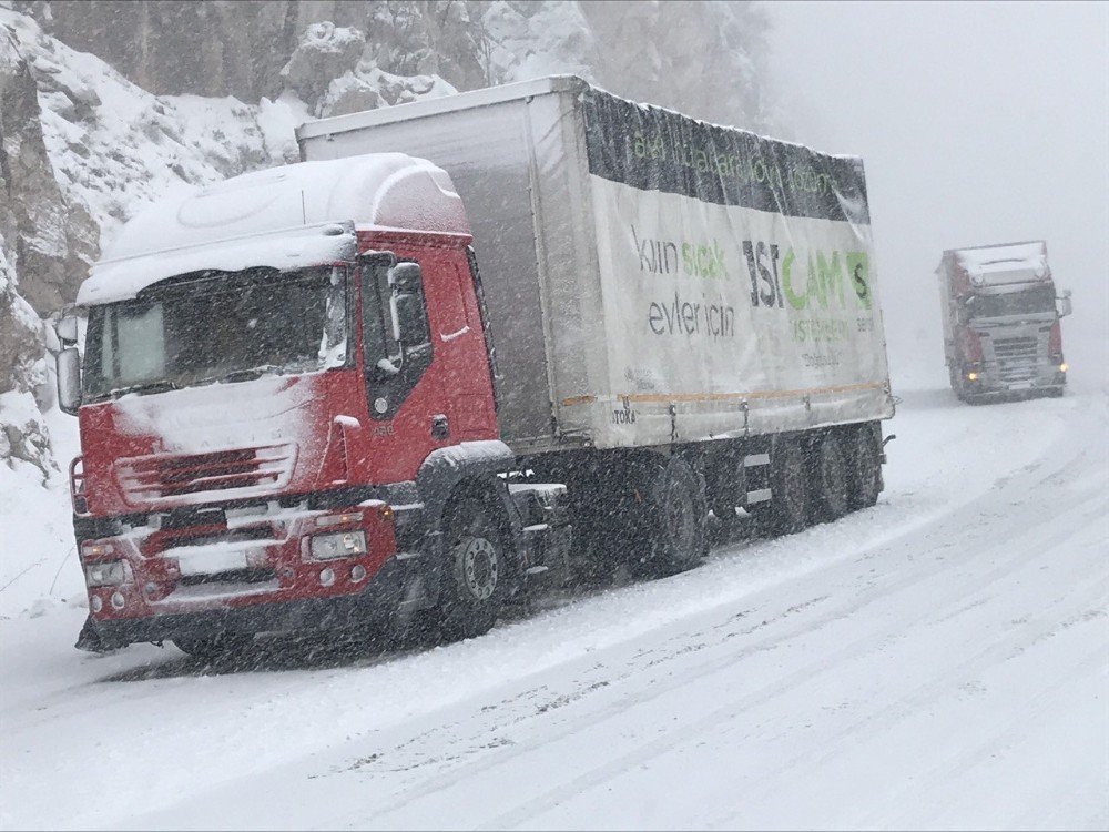 Yoğun kar ve sis Konya - Antalya yolunda ulaşımı aksattı