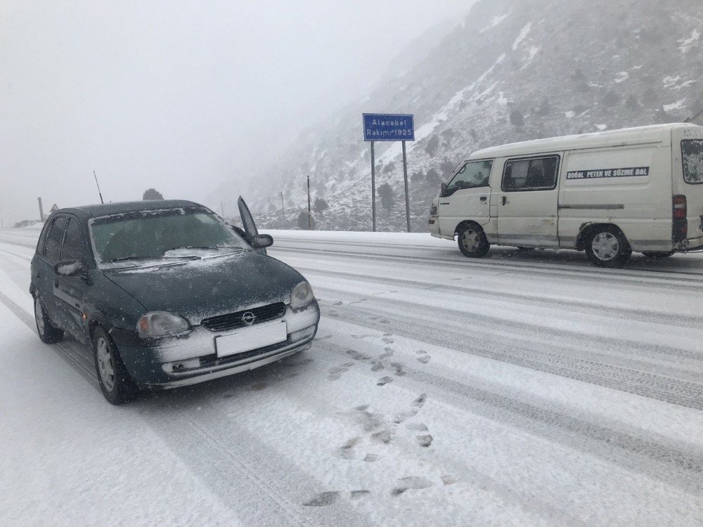 Yoğun kar ve sis Konya - Antalya yolunda ulaşımı aksattı