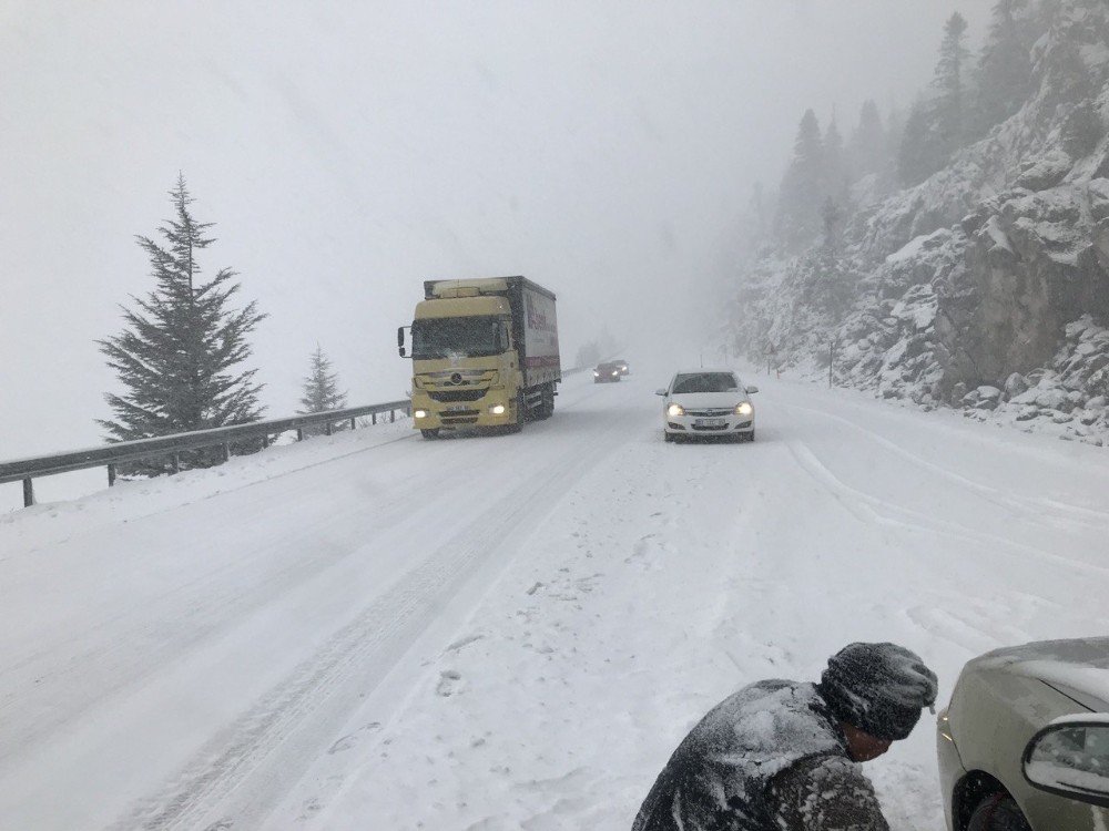 Yoğun kar ve sis Konya - Antalya yolunda ulaşımı aksattı