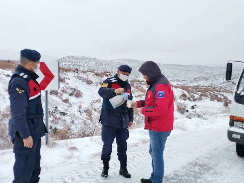Donmak üzereyken jandarma kurtardı