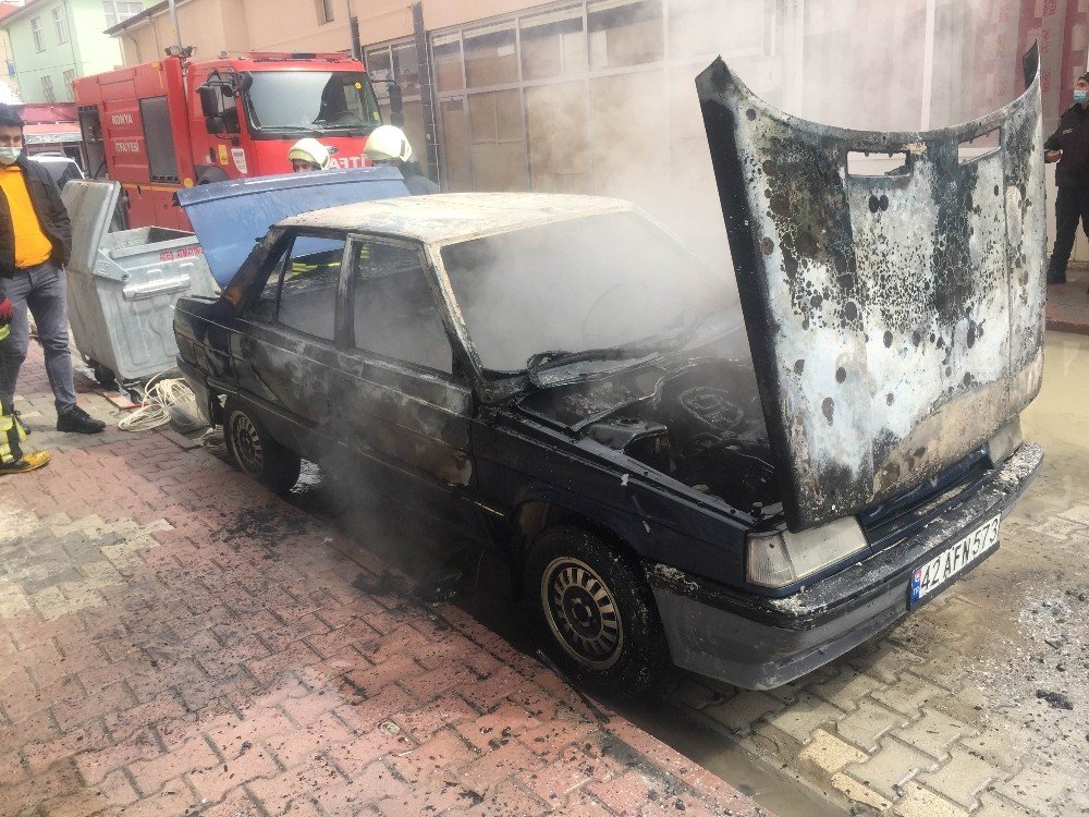 Herşey bir anda oldu! Araç sahibi söndüremedi itfaiye devreye girdi