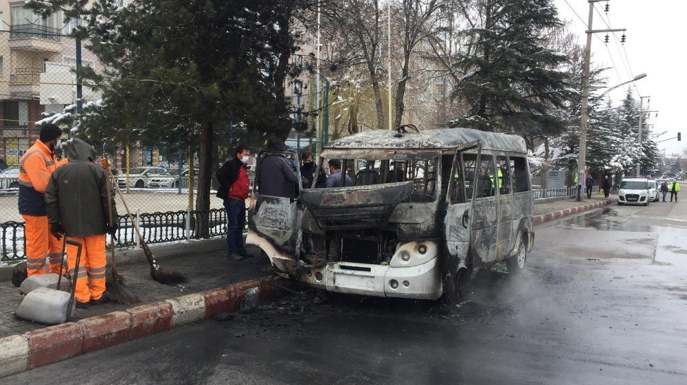 Lastikten gelen alevler tüm dolmuşu yaktı