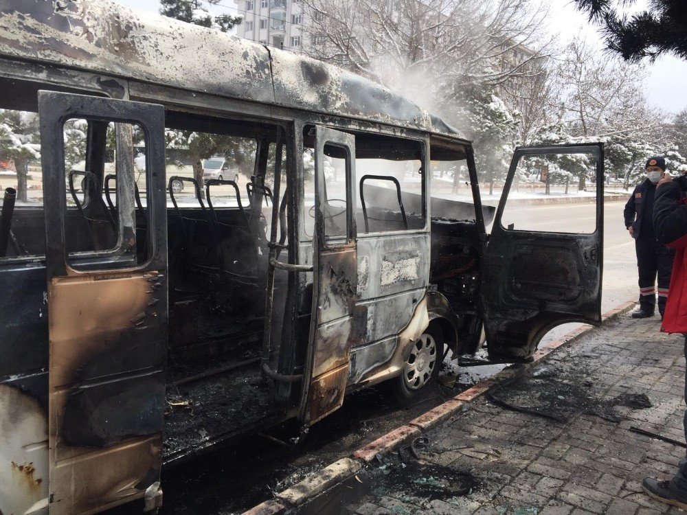 Lastikten gelen alevler tüm dolmuşu yaktı
