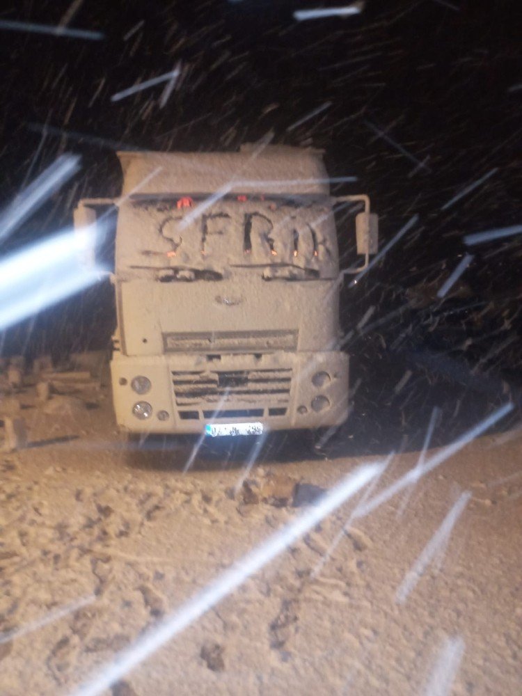 Antalya’da 6 yıl sonra kar sevinci! İlk defa kar gören minikler sokağa döküldü