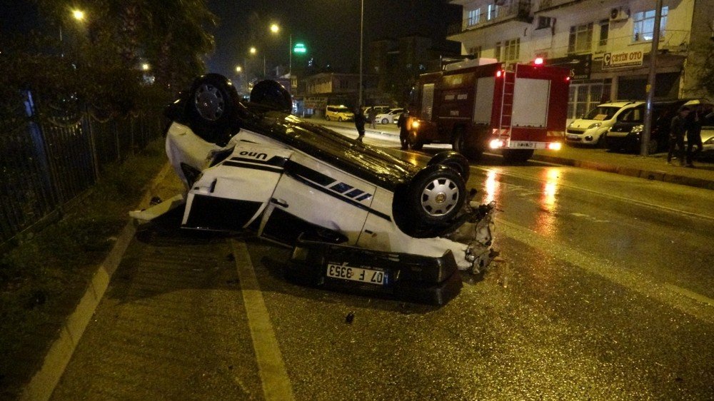 Kontrolden çıkan araç iki otomobile çarpıp takla attı!