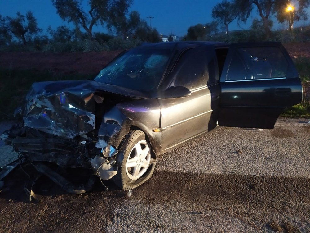 Kafa kafaya çarpıştılar araçlardan birisi yarıya indi