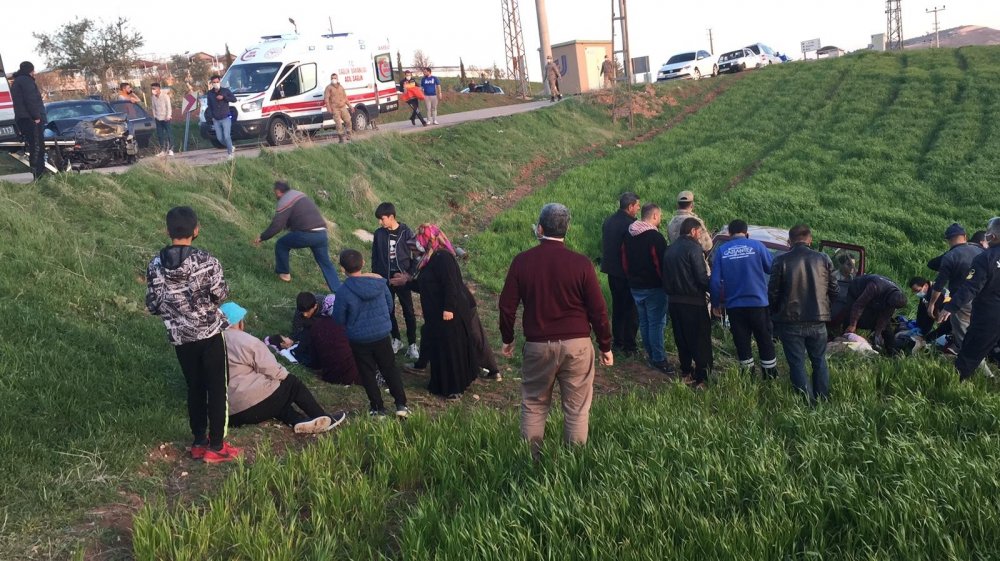 Kafa kafaya çarpıştılar araçlardan birisi yarıya indi