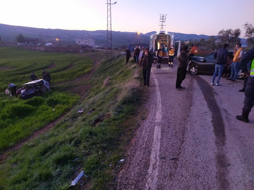 Kafa kafaya çarpıştılar araçlardan birisi yarıya indi