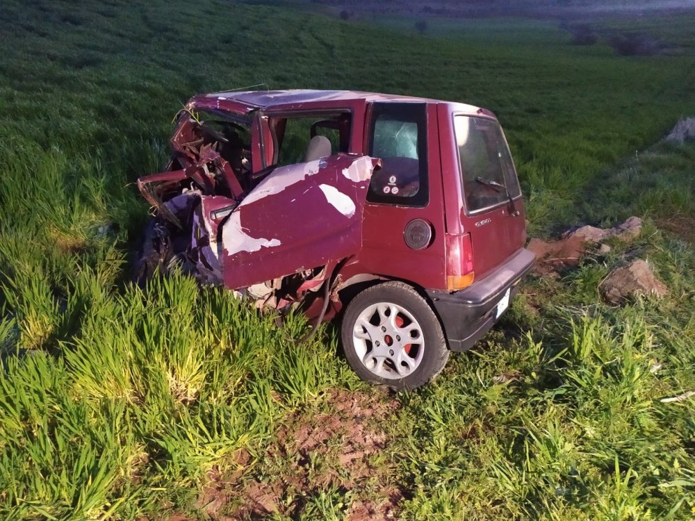 Kafa kafaya çarpıştılar araçlardan birisi yarıya indi