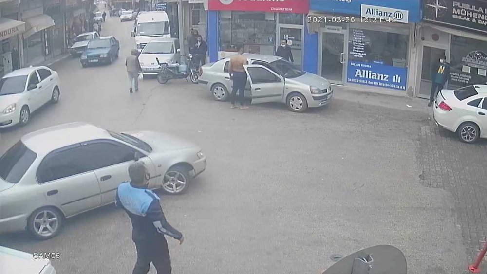Adana'da yarı çıplak genç paniği