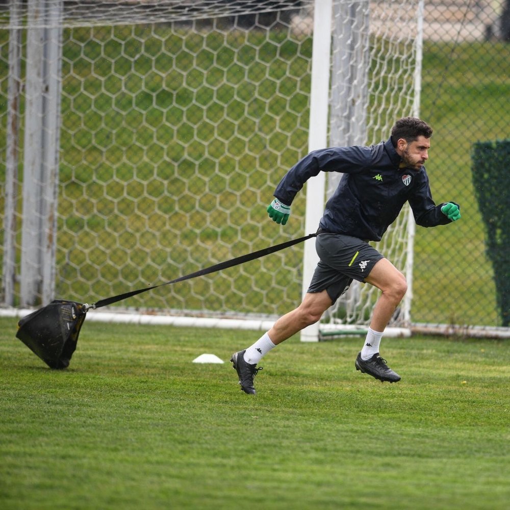 Ligde iddiası olmayan Bursaspor Altay'ı ağırlıyor