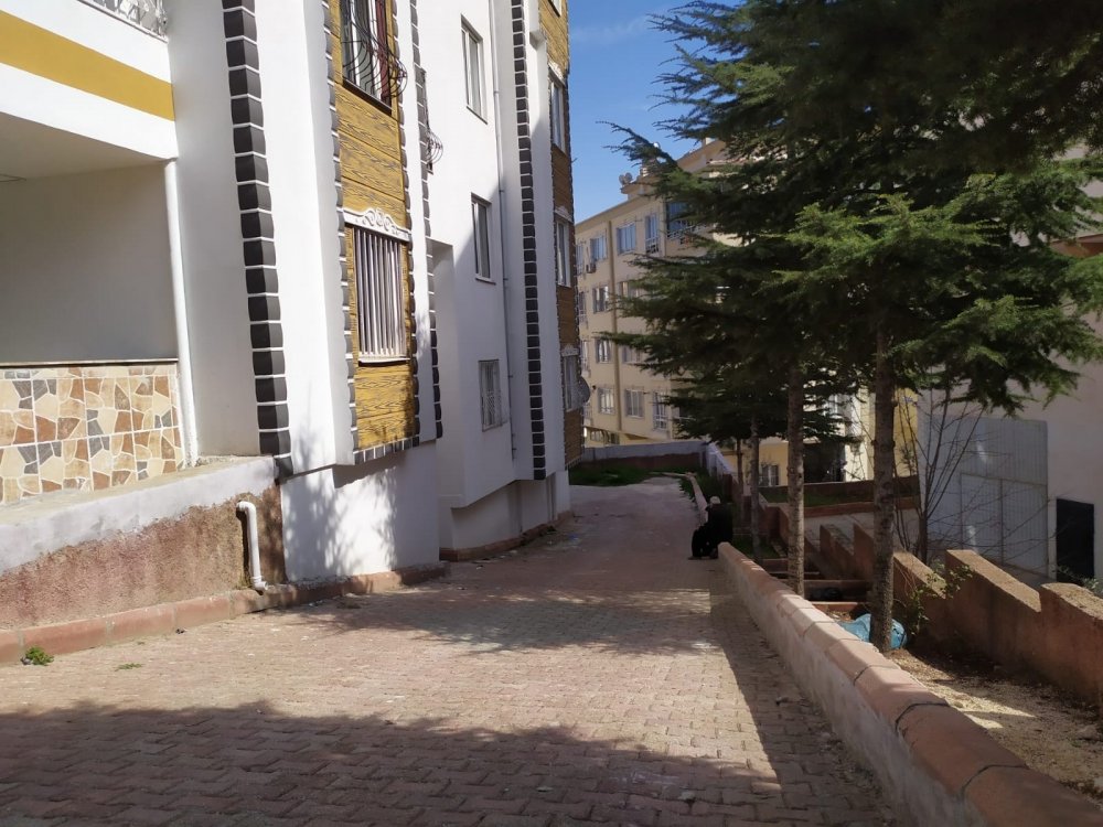 Babasının yaşadığı binanın çatısından düşen 16 yaşındaki kız öldü!