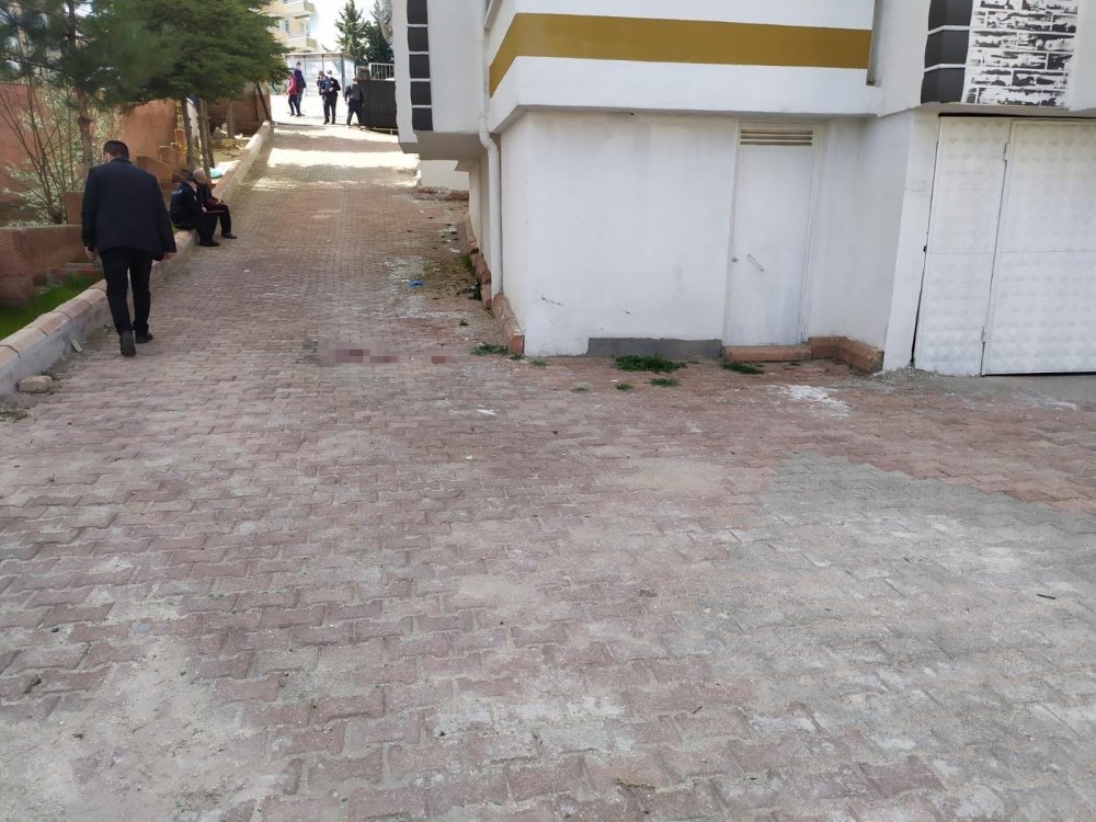 Babasının yaşadığı binanın çatısından düşen 16 yaşındaki kız öldü!