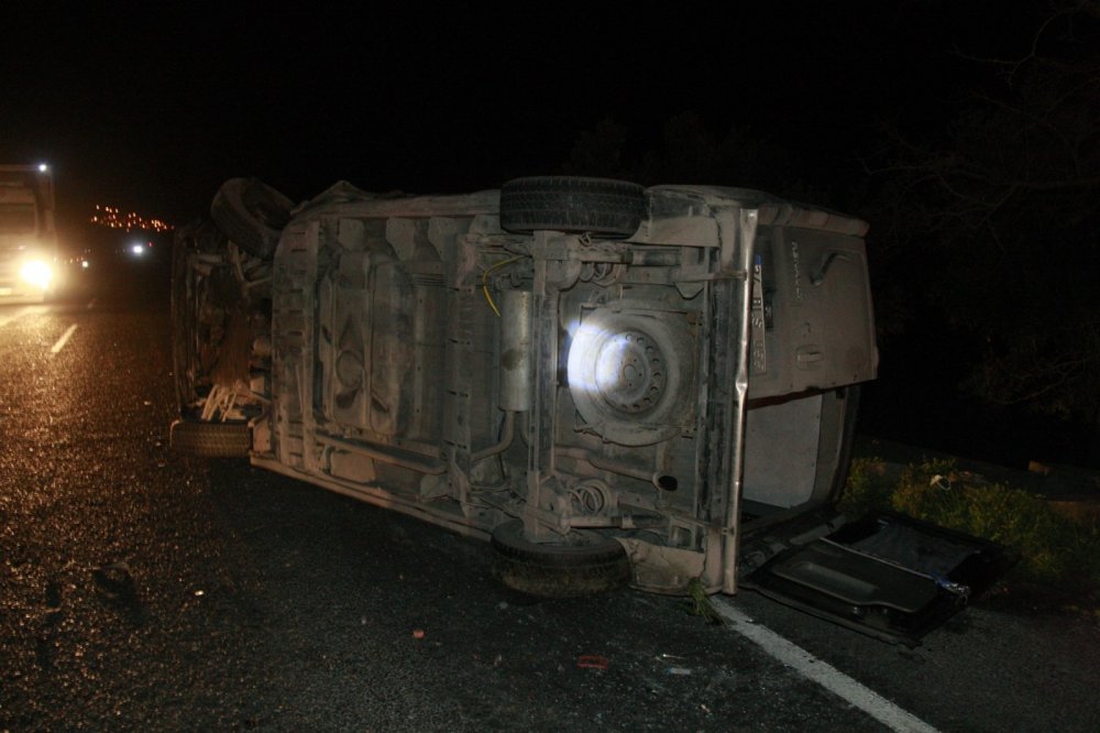 Minibüs otomobille kafa kafaya çarpıştı! Yaralı kadın dışarıya savruldu