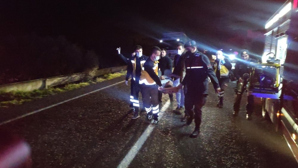 Minibüs otomobille kafa kafaya çarpıştı! Yaralı kadın dışarıya savruldu