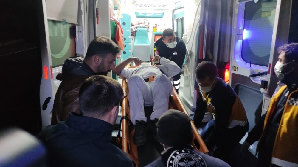 Minibüs otomobille kafa kafaya çarpıştı! Yaralı kadın dışarıya savruldu