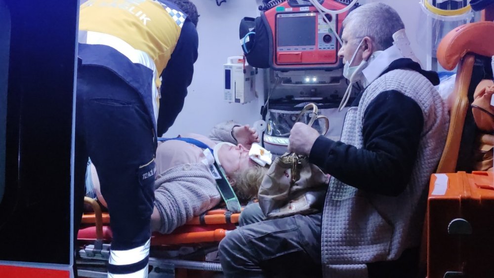 Minibüs otomobille kafa kafaya çarpıştı! Yaralı kadın dışarıya savruldu