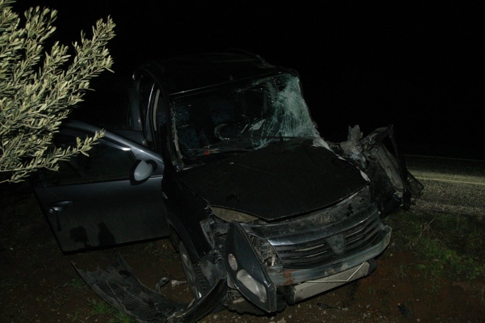 Minibüs otomobille kafa kafaya çarpıştı! Yaralı kadın dışarıya savruldu