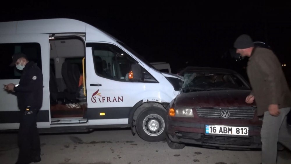 Debriyaj aksamı arızalanan otomobil servis minibüsü ile çarpıştı! 3 yaralı