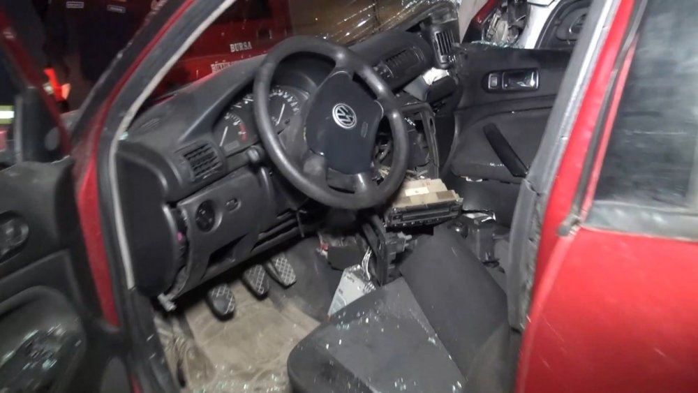 Debriyaj aksamı arızalanan otomobil servis minibüsü ile çarpıştı! 3 yaralı