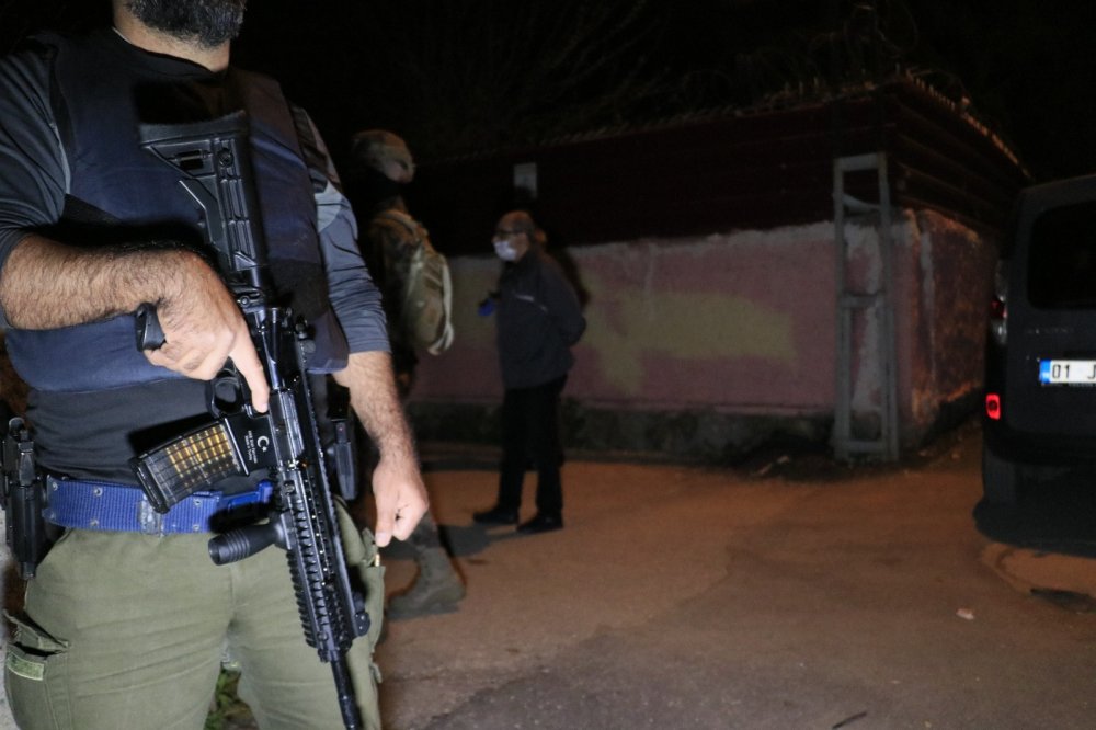 Kalaşnikofla eve ateş açan saldırganlar kıskıvrak yakalandı!