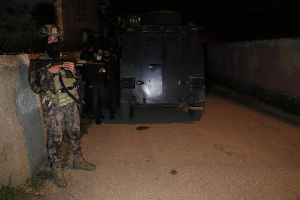 Kalaşnikofla eve ateş açan saldırganlar kıskıvrak yakalandı!