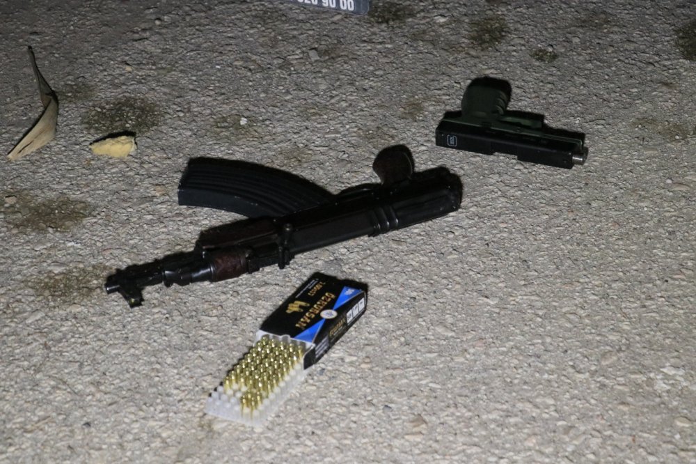 Kalaşnikofla eve ateş açan saldırganlar kıskıvrak yakalandı!