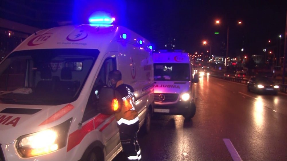 Lüks cipin arkadan çarptığı ticari taksi başka bir otomobile çarpıp bariyerlere girdi! 3 yaralı