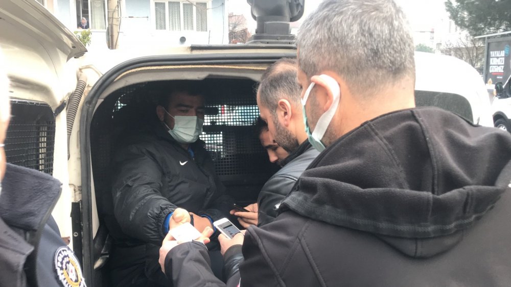 30 saniye önce tanıştılar! Sopalarla ve bıçaklarla birbirlerine saldıdılar