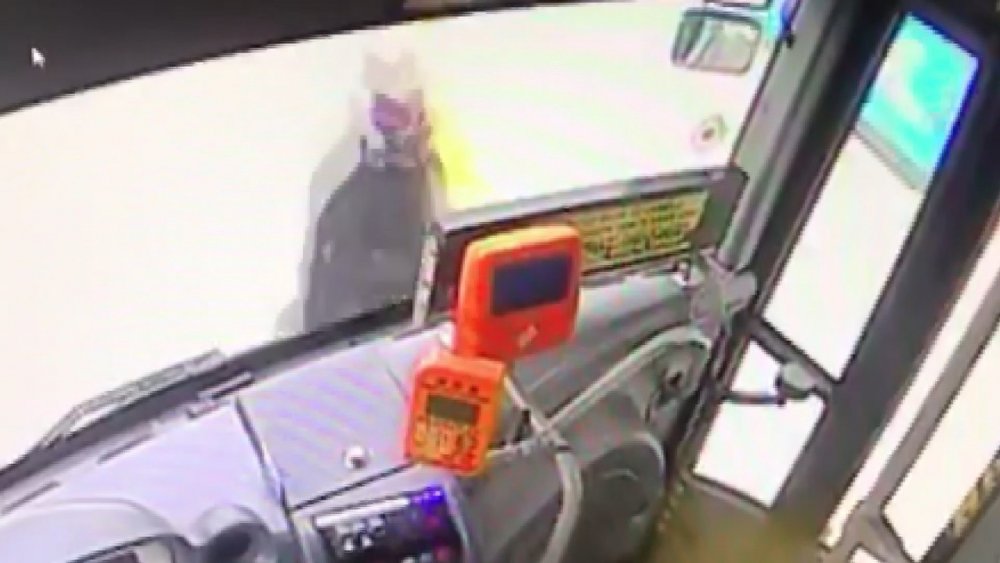 Otobüsün altında sürüklenen yaşlı kadının mucize kurtuluşu kameralara yansıdı