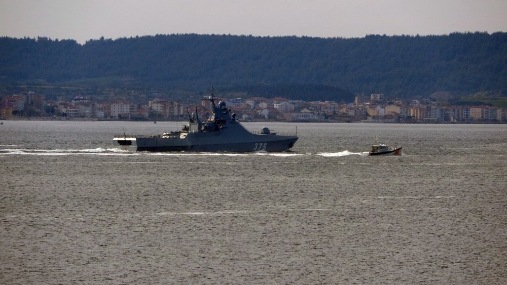 Çanakkale Boğazı’ndan geçen Rus savaş gemisine sahil güvenlik eşlik etti