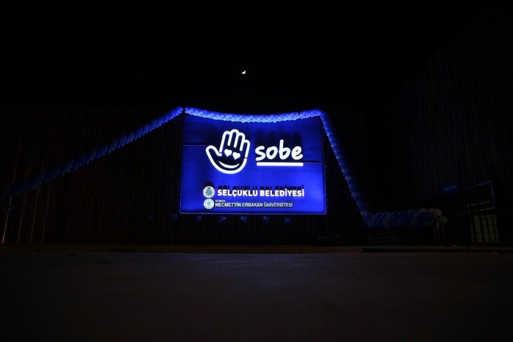 Selçuklu’nun sembol binaları mavi oldu