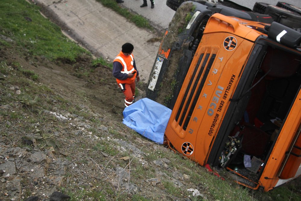 Yan yatan zift yüklü tanker yolu kapattı! Camdan fırlayan karayolları personeli öldü