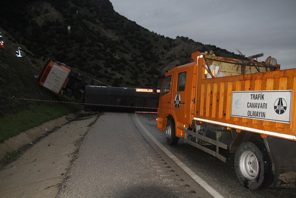 Yan yatan zift yüklü tanker yolu kapattı! Camdan fırlayan karayolları personeli öldü