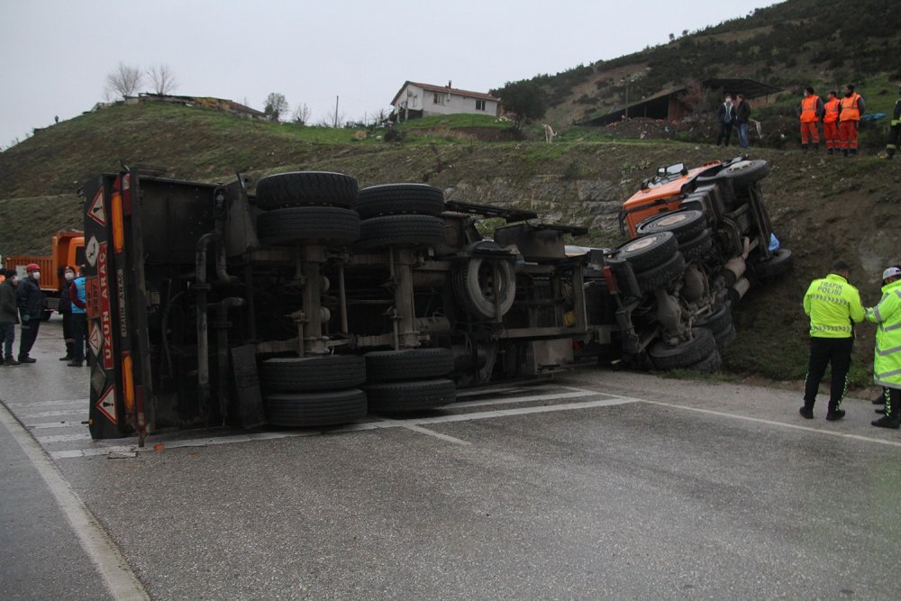 Yan yatan zift yüklü tanker yolu kapattı! Camdan fırlayan karayolları personeli öldü