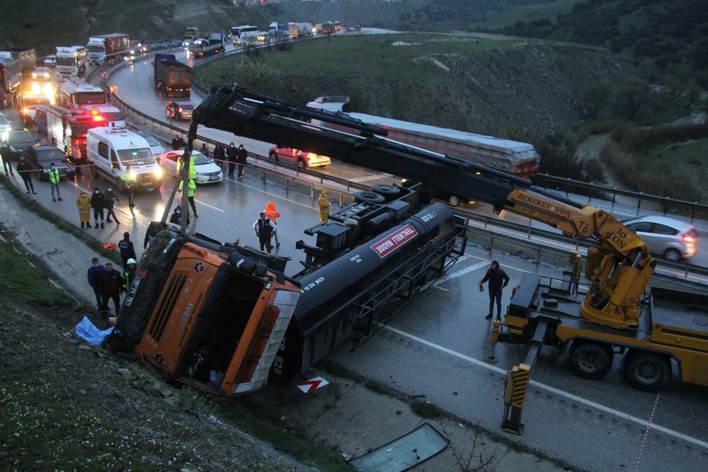Yan yatan zift yüklü tanker yolu kapattı! Camdan fırlayan karayolları personeli öldü