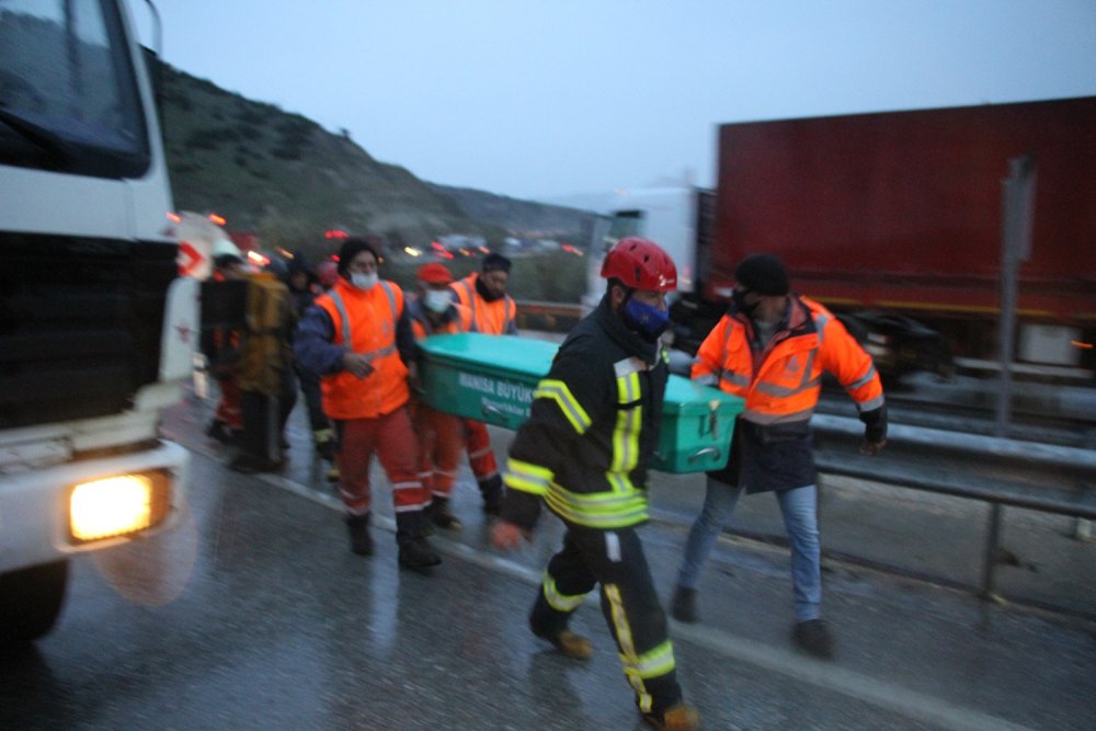 Yan yatan zift yüklü tanker yolu kapattı! Camdan fırlayan karayolları personeli öldü