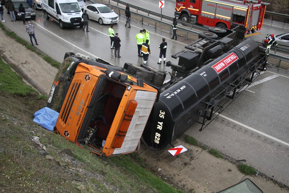 Yan yatan zift yüklü tanker yolu kapattı! Camdan fırlayan karayolları personeli öldü