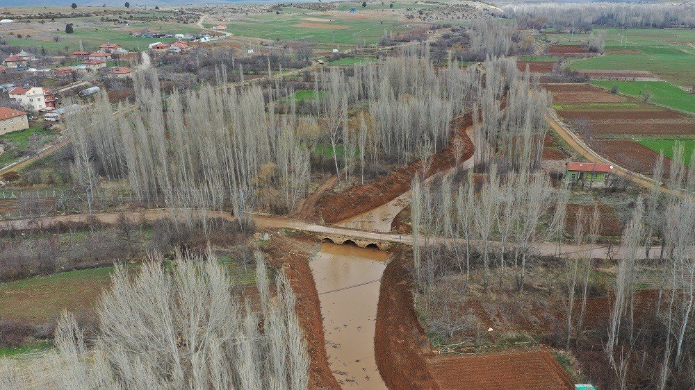 DSİ ekipleri Beyşehir’in akarsularında rusubat temizliği yaptı