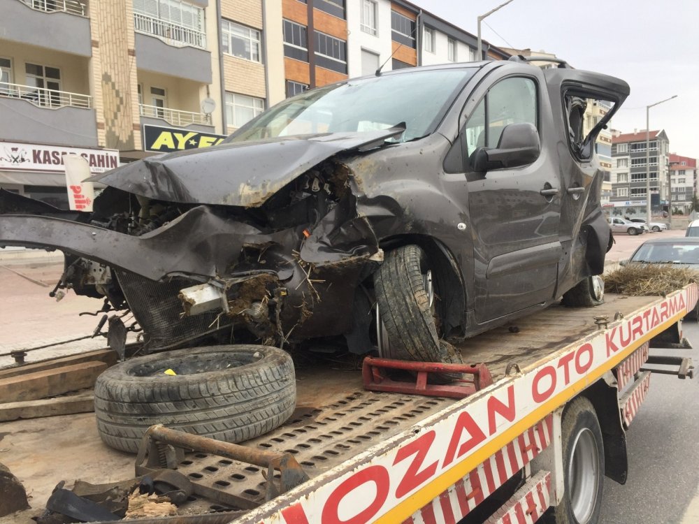 Konya'da hafif ticari araç takla attı! 1 yaralı