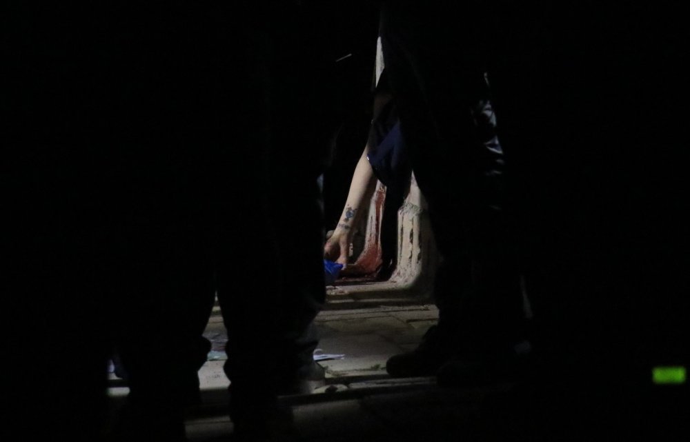 Barakada cinayet! Genç kadın vahşice bıçaklandı